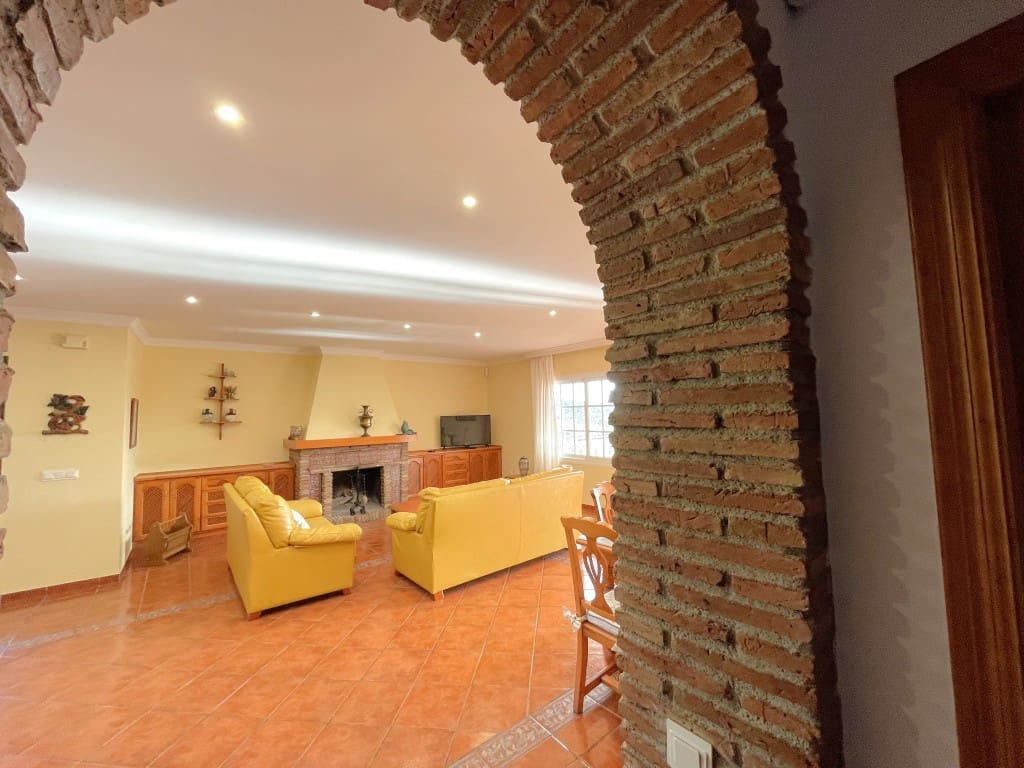 4 bedroom Villa for sale in Nerja with pool - € 1,260,000 (Ref: 8706850)