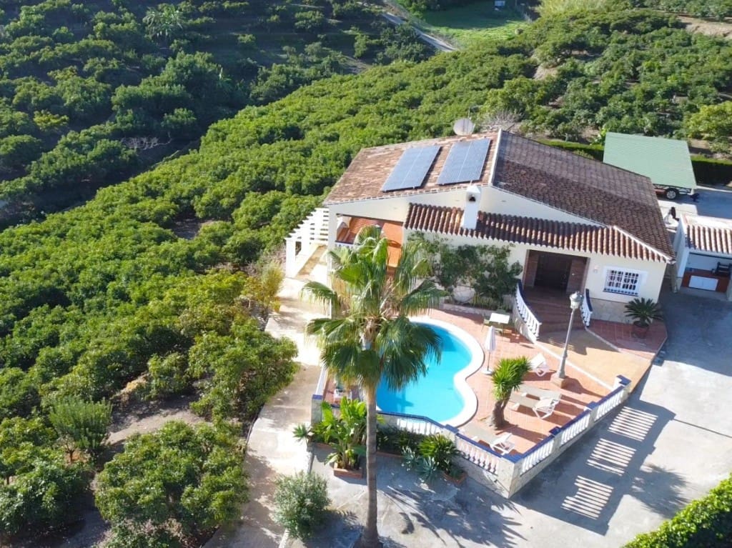 4 bedroom Villa for sale in Nerja with pool - € 1,260,000 (Ref: 8706850)