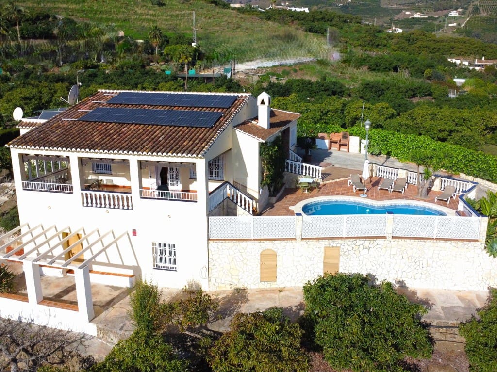 4 bedroom Villa for sale in Nerja with pool - € 1,260,000 (Ref: 8706850)