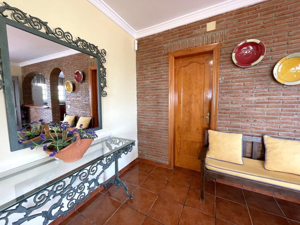 4 bedroom Villa for sale in Nerja with pool - € 1,260,000 (Ref: 8706850)