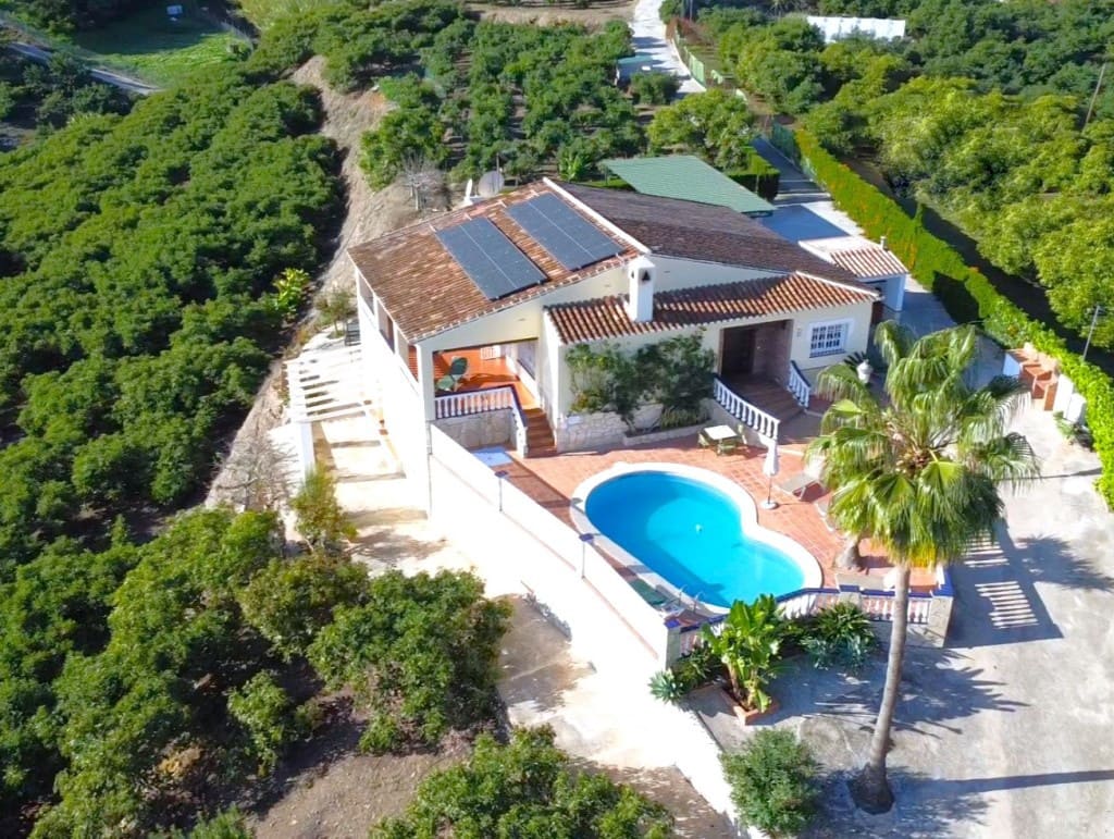 4 bedroom Villa for sale in Nerja with pool - € 1,260,000 (Ref: 8706850)