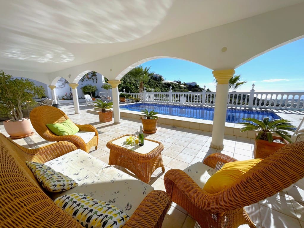 4 soveværelse Villa til salg i Torrox med swimmingpool garage - € 769.000 (Ref: 9433179)