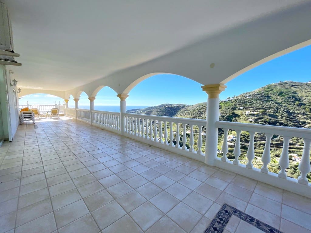 4 soveværelse Villa til salg i Torrox med swimmingpool garage - € 769.000 (Ref: 9433179)