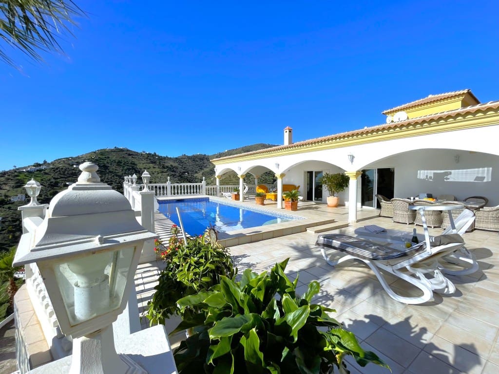 4 soveværelse Villa til salg i Torrox med swimmingpool garage - € 769.000 (Ref: 9433179)