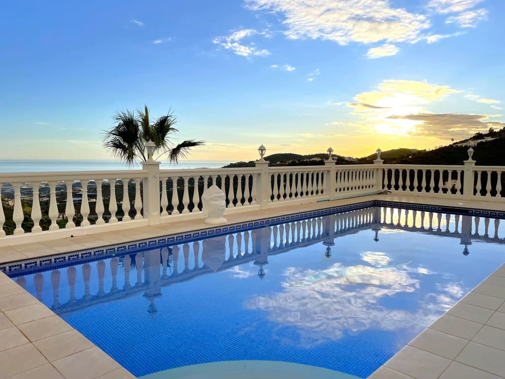 4 slaapkamer Villa te koop in Torrox met zwembad garage - € 769.000 (Ref: 9433179)