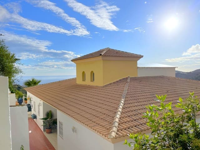 4 bedroom Villa for sale in Torrox with pool garage - € 769,000 (Ref: 9433179)
