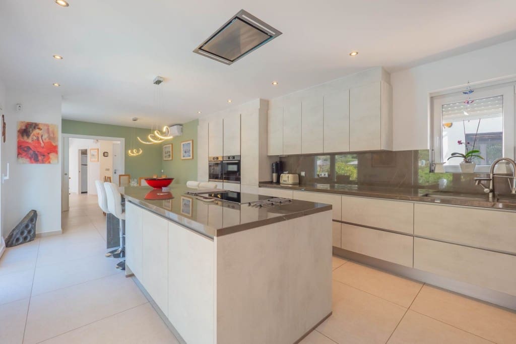 Chalet de 5 habitaciones en Vélez-Málaga en venta con piscina - 730.000 € (Ref: 9651661)