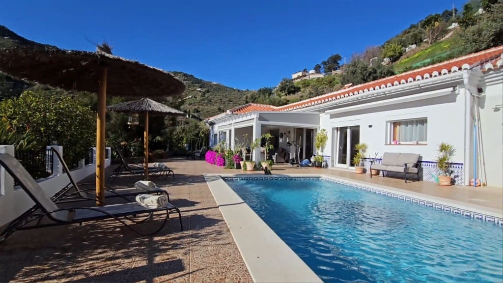 5 bedroom Villa for sale in Arenas with pool - € 730,000 (Ref: 9651661)