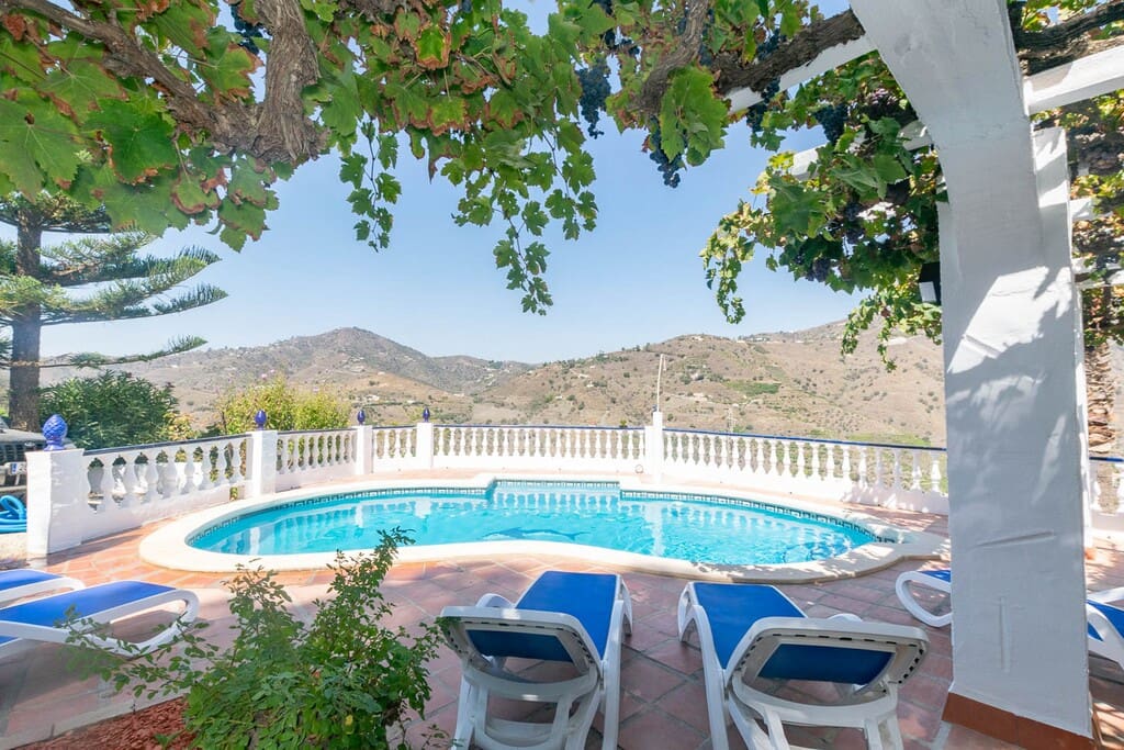 6 chambre Finca/Maison de Campagne à vendre à Torrox avec piscine - 690 000 € (Ref: 9800579)
