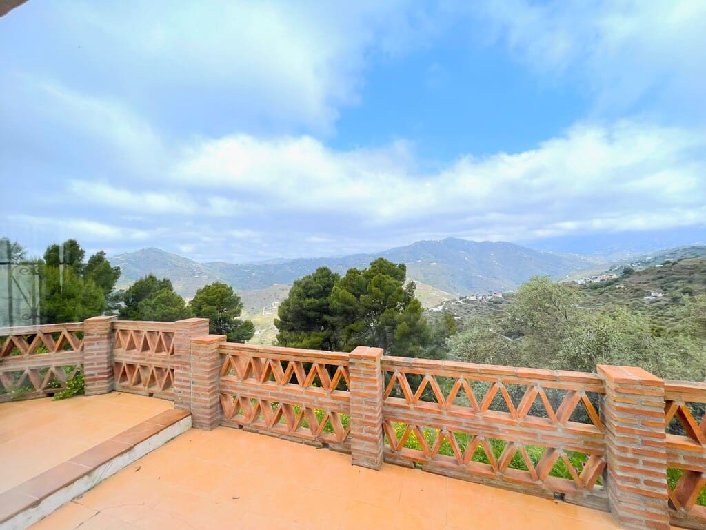 3 bedroom Finca/Country House for sale in Torrox with pool garage - € 475,000 (Ref: 9813746)