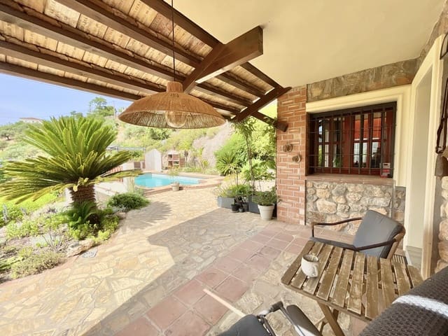 4 bedroom Villa for sale in Viñuela with pool - € 499,000 (Ref: 9933716)