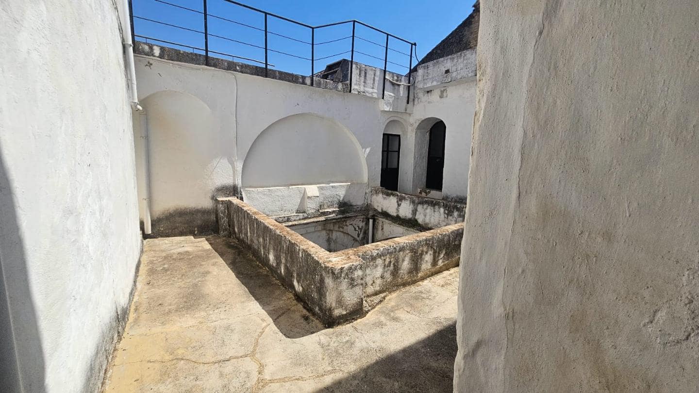 3 bedroom Villa for sale in Arcos de la Frontera with pool - € 110,000 (Ref: 10118433)
