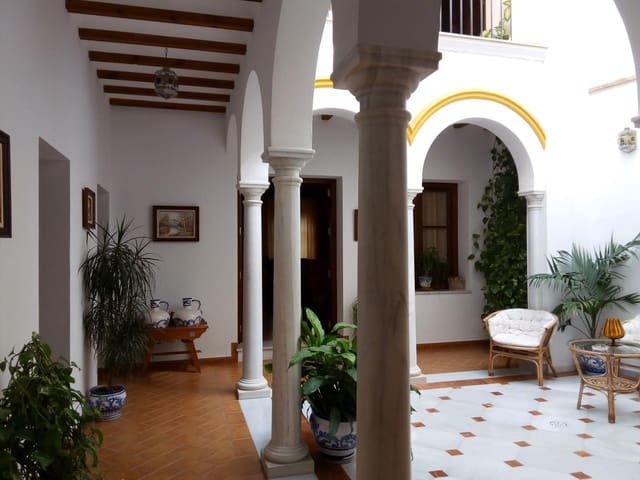 5 bedroom Villa for sale in Carmona with garage - € 520,000 (Ref: 6676914)