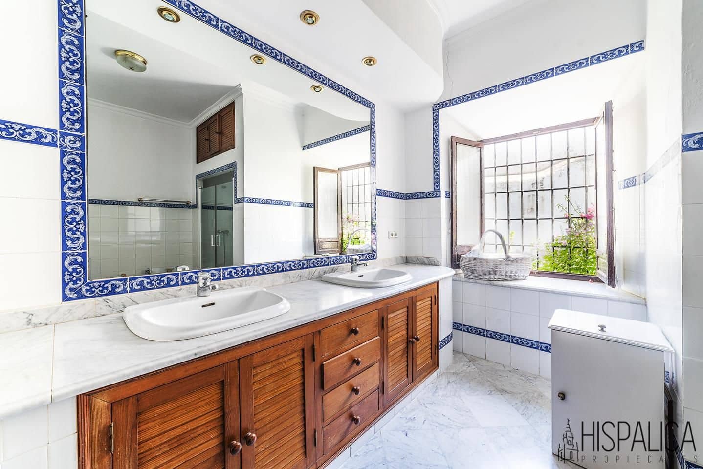 8 bedroom Villa for sale in Ecija with garage - € 800,000 (Ref: 7836117)