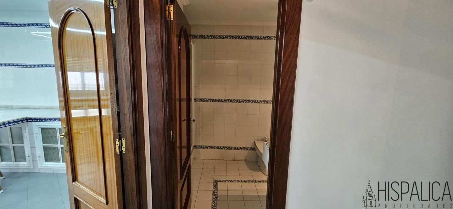 7 soveværelse Villa til salg i Dos Hermanas - € 550.000 (Ref: 9187846)