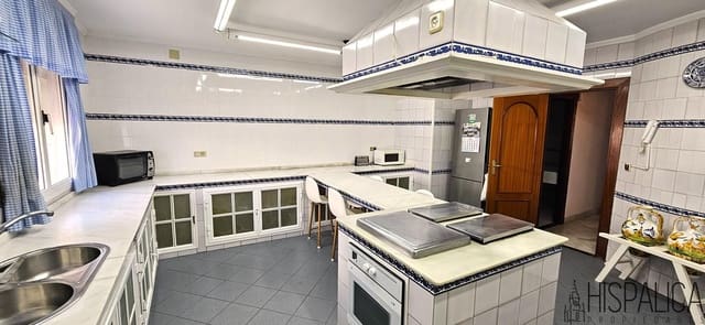 7 soveværelse Villa til salg i Dos Hermanas - € 550.000 (Ref: 9187846)