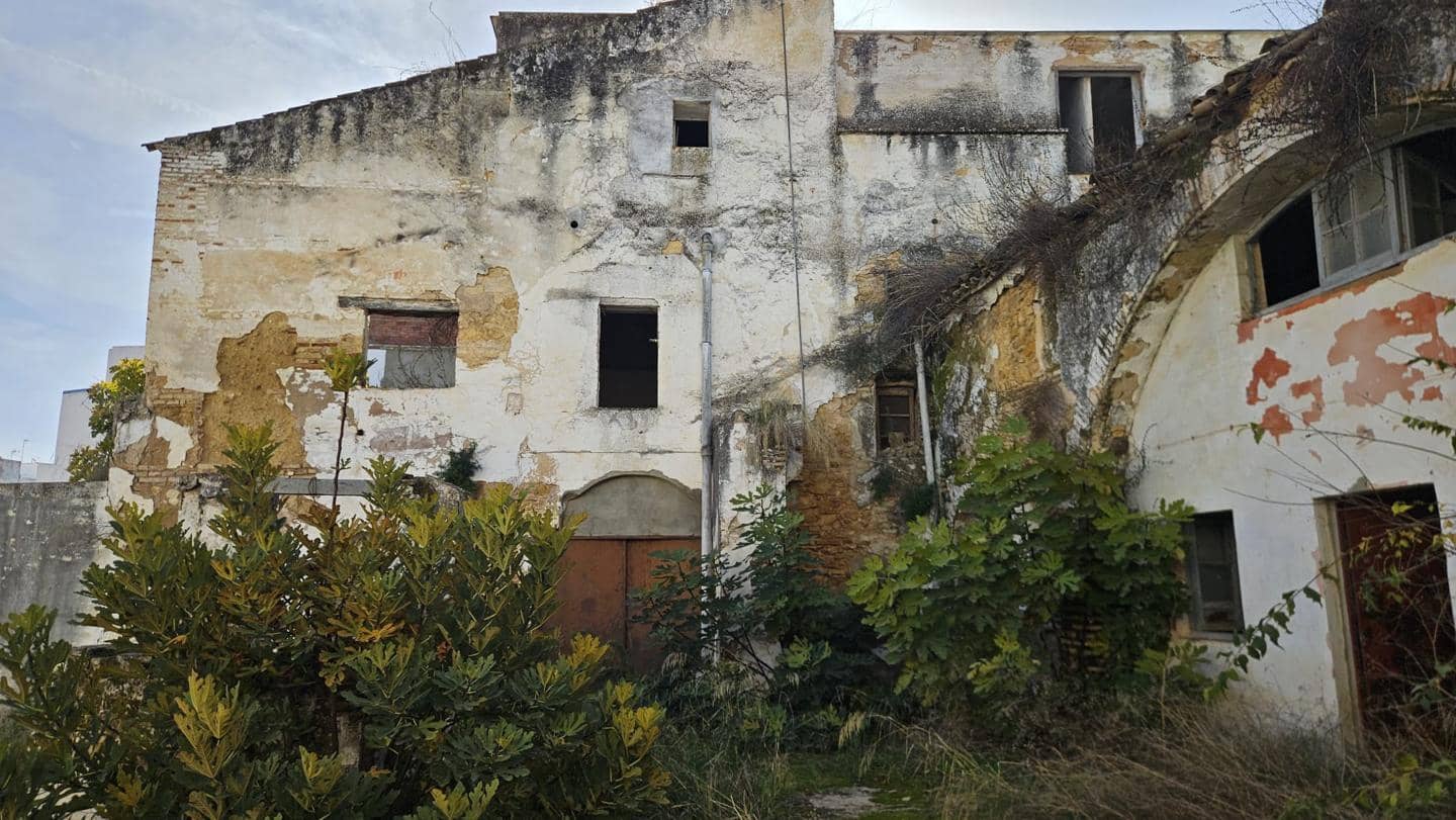 6 bedroom Villa for sale in Carmona - € 290,000 (Ref: 9685798)