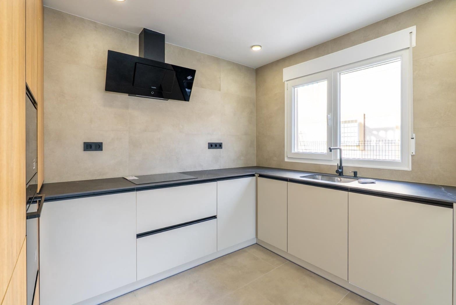 3 bedroom Villa for sale in El Campello with garage - € 549,500 (Ref: 10009965)