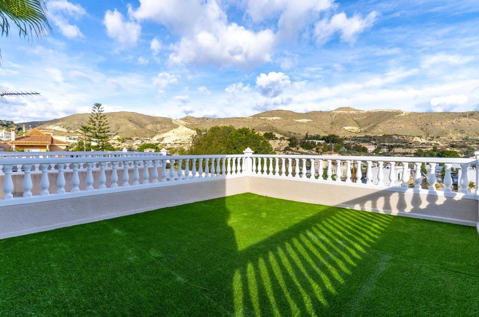 3 bedroom Villa for sale in El Campello with garage - € 549,500 (Ref: 10009965)