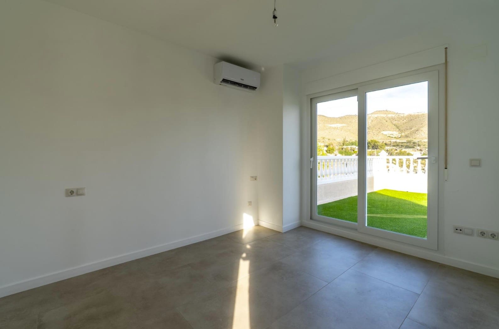 3 bedroom Villa for sale in El Campello with garage - € 549,500 (Ref: 10009965)