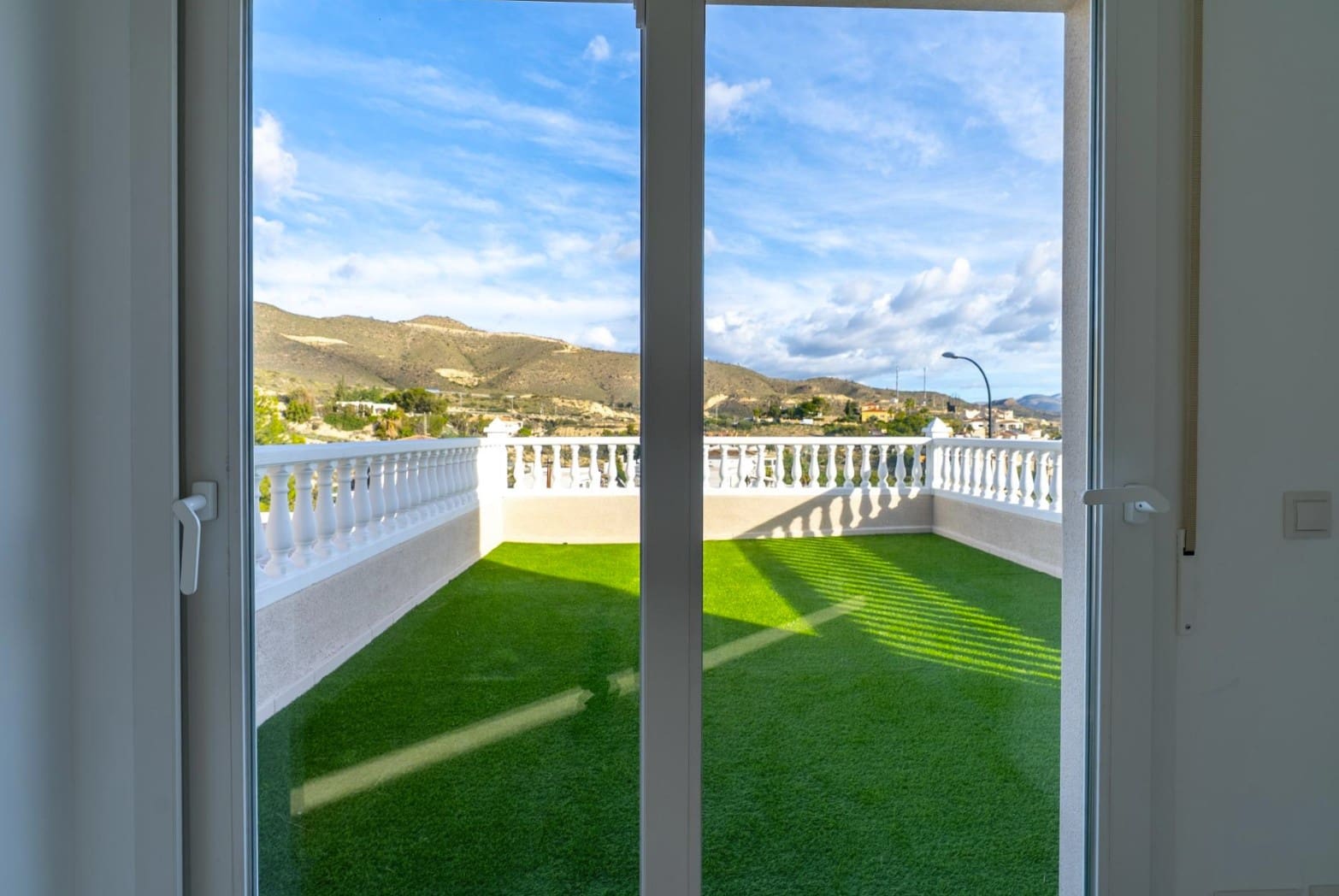 3 bedroom Villa for sale in El Campello with garage - € 549,500 (Ref: 10009965)