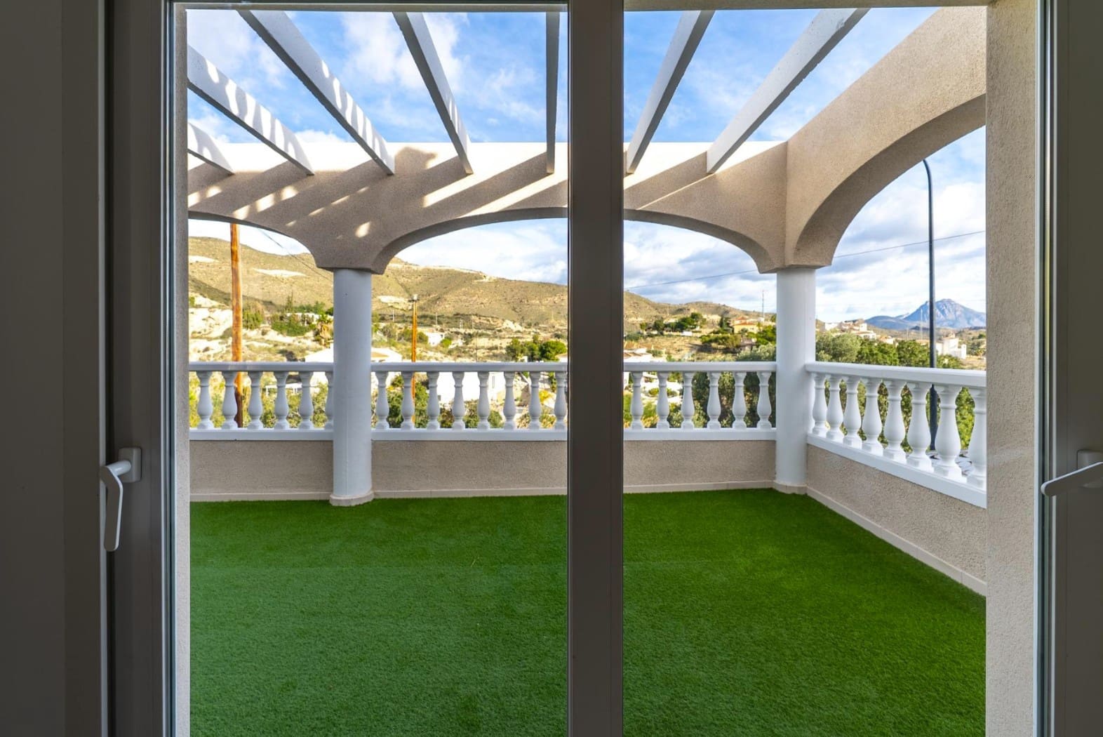 3 bedroom Villa for sale in El Campello with garage - € 549,500 (Ref: 10009965)