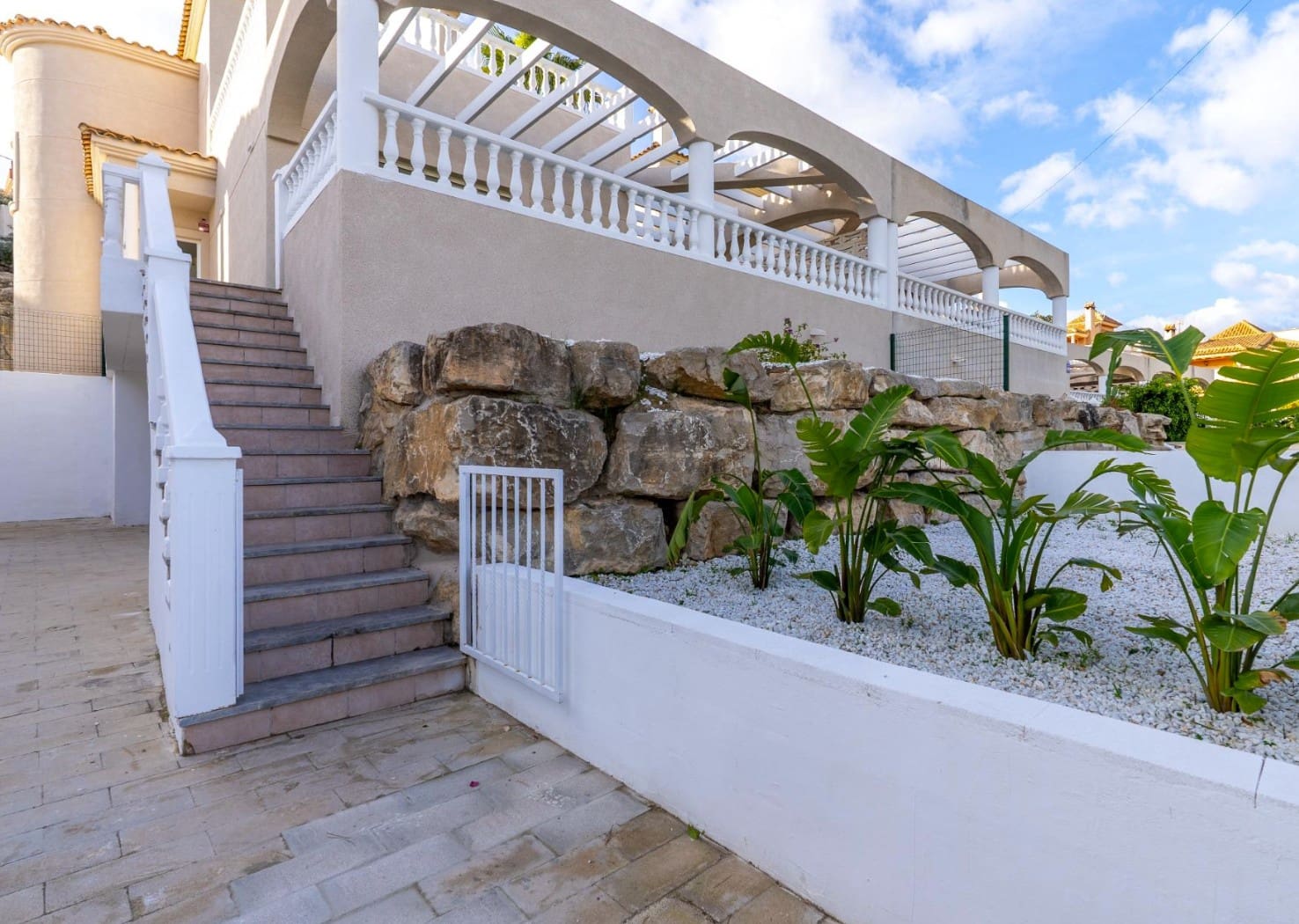 3 bedroom Villa for sale in El Campello with garage - € 549,500 (Ref: 10009965)