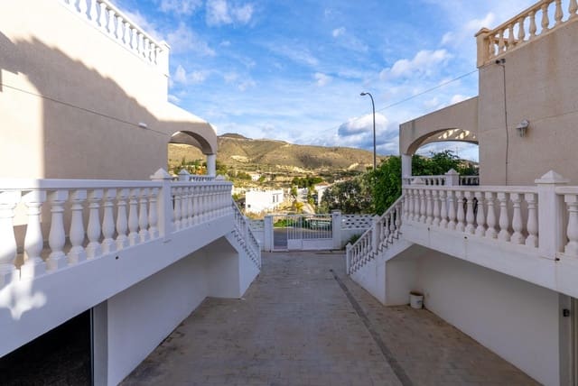 3 bedroom Villa for sale in El Campello with garage - € 549,500 (Ref: 10009965)