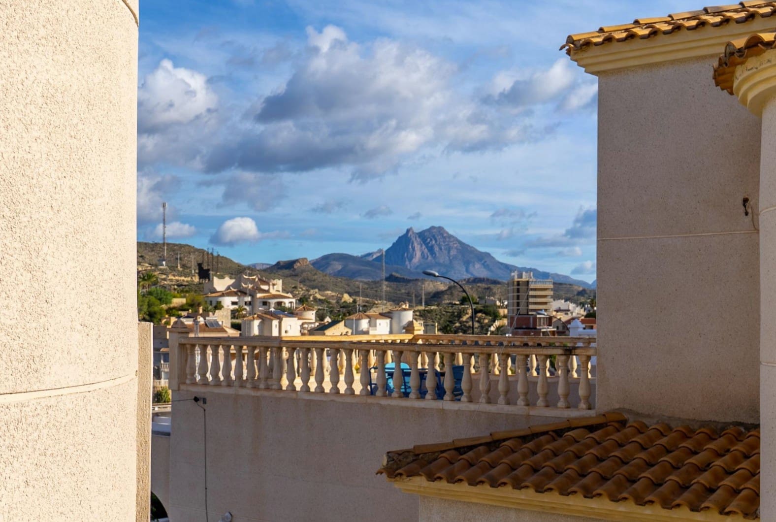 3 bedroom Villa for sale in El Campello with garage - € 549,500 (Ref: 10009965)