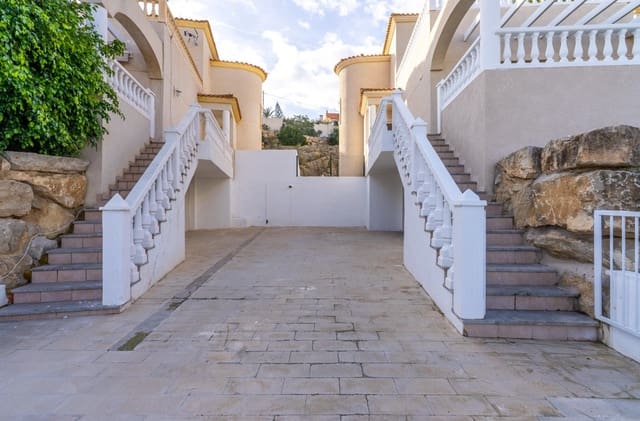 3 bedroom Villa for sale in El Campello with garage - € 549,500 (Ref: 10009965)