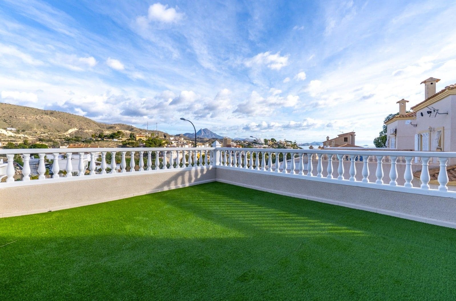 3 bedroom Villa for sale in El Campello with garage - € 549,500 (Ref: 10009965)