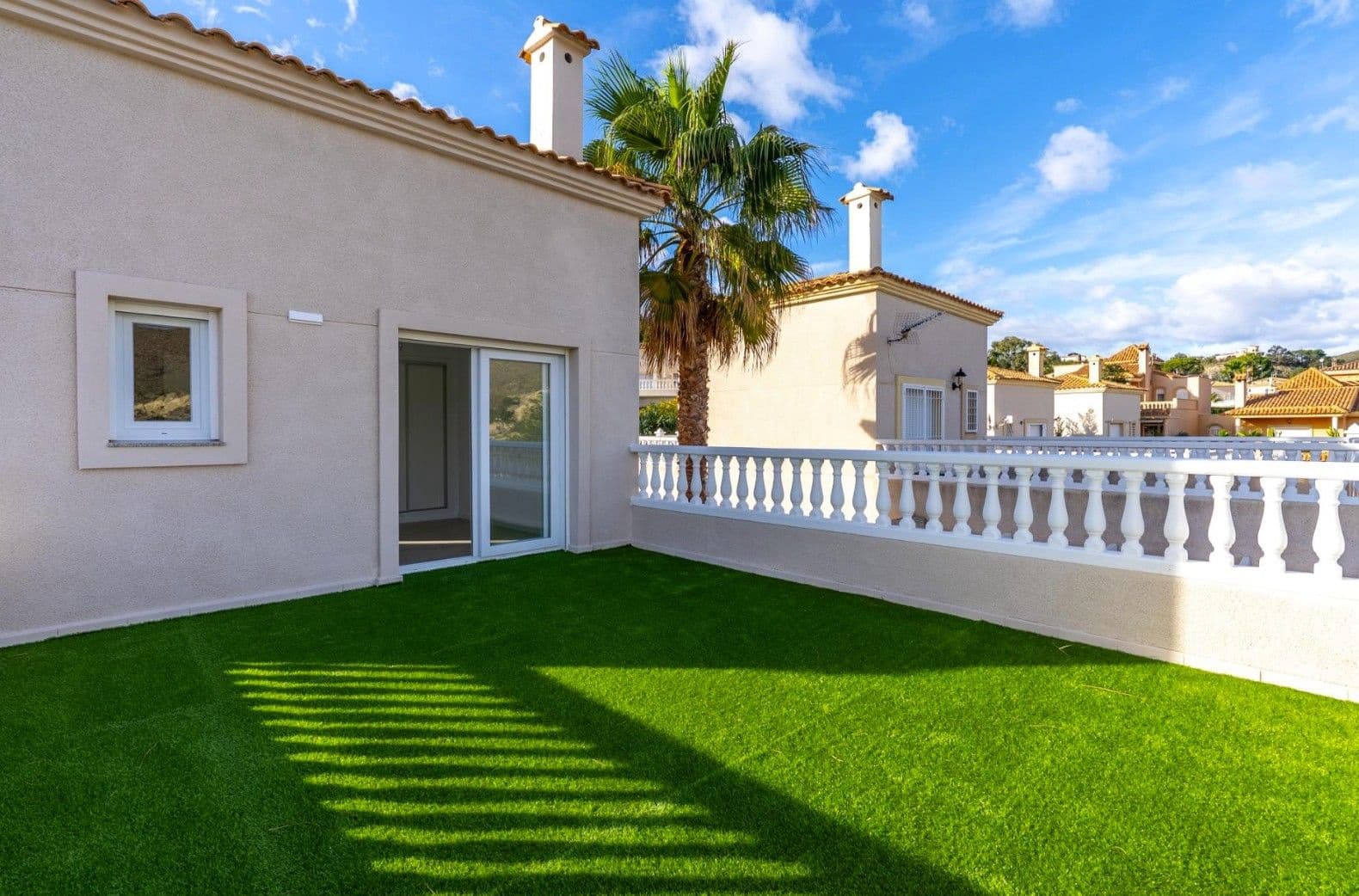 3 bedroom Villa for sale in El Campello with garage - € 549,500 (Ref: 10009965)