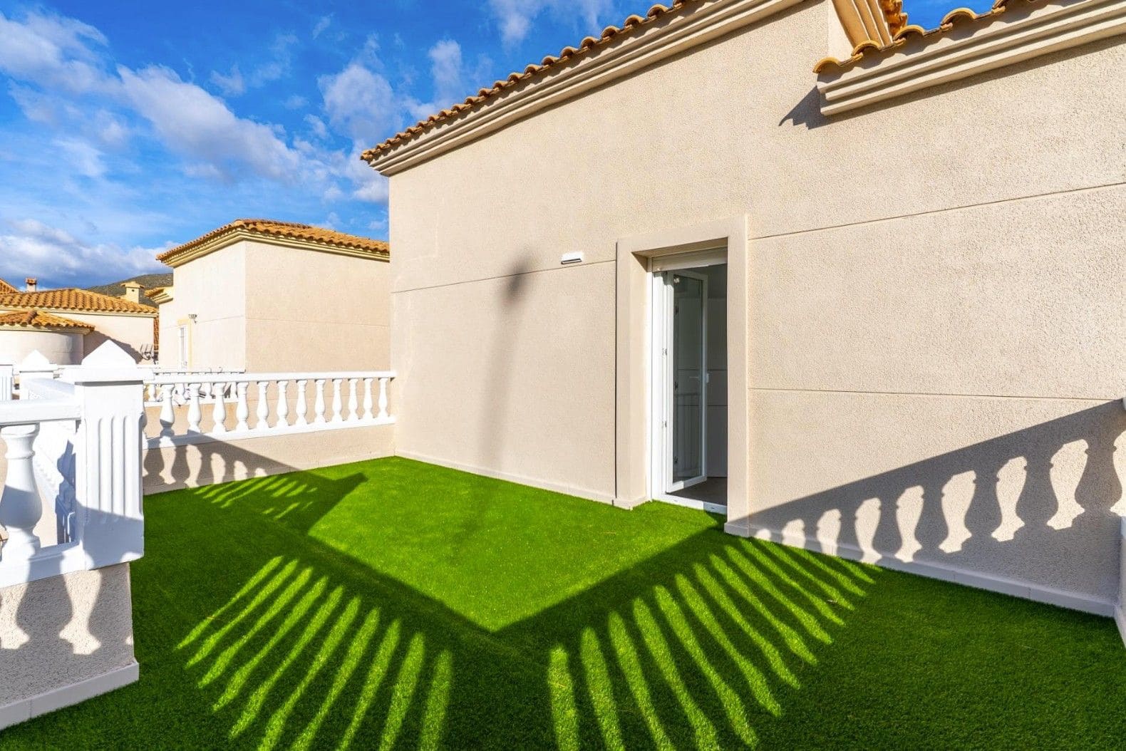 3 bedroom Villa for sale in El Campello with garage - € 549,500 (Ref: 10009965)
