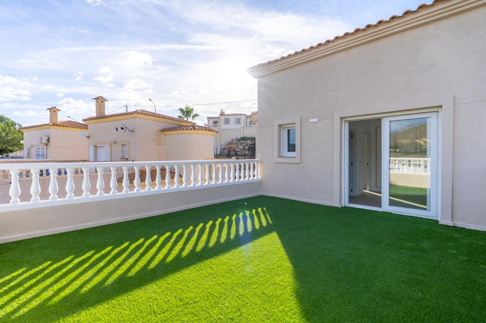 3 bedroom Villa for sale in El Campello with garage - € 549,500 (Ref: 10009965)