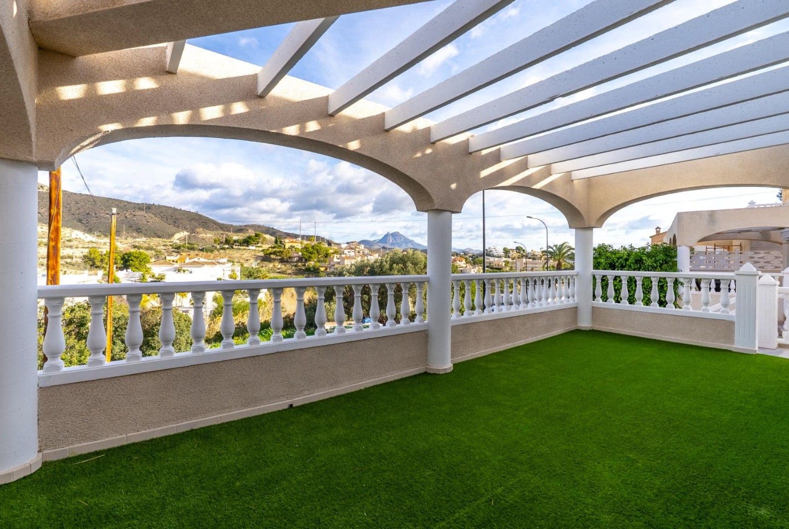 3 bedroom Villa for sale in El Campello with garage - € 549,500 (Ref: 10009965)