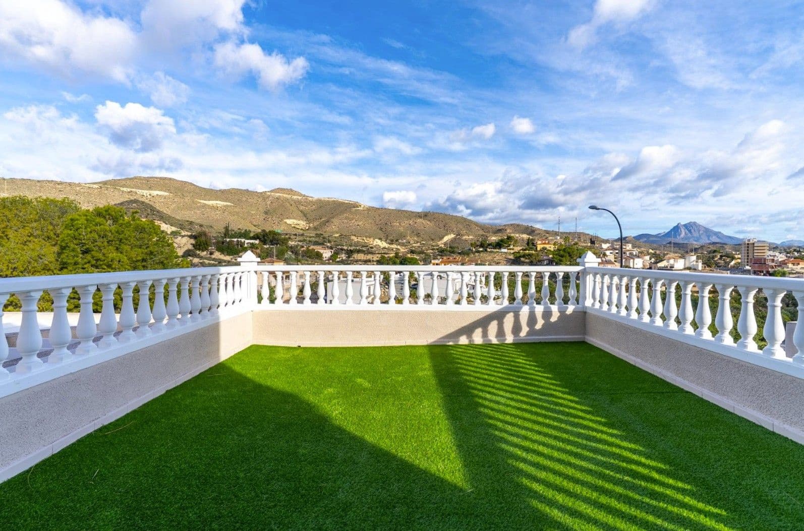 3 bedroom Villa for sale in El Campello with garage - € 549,500 (Ref: 10009965)