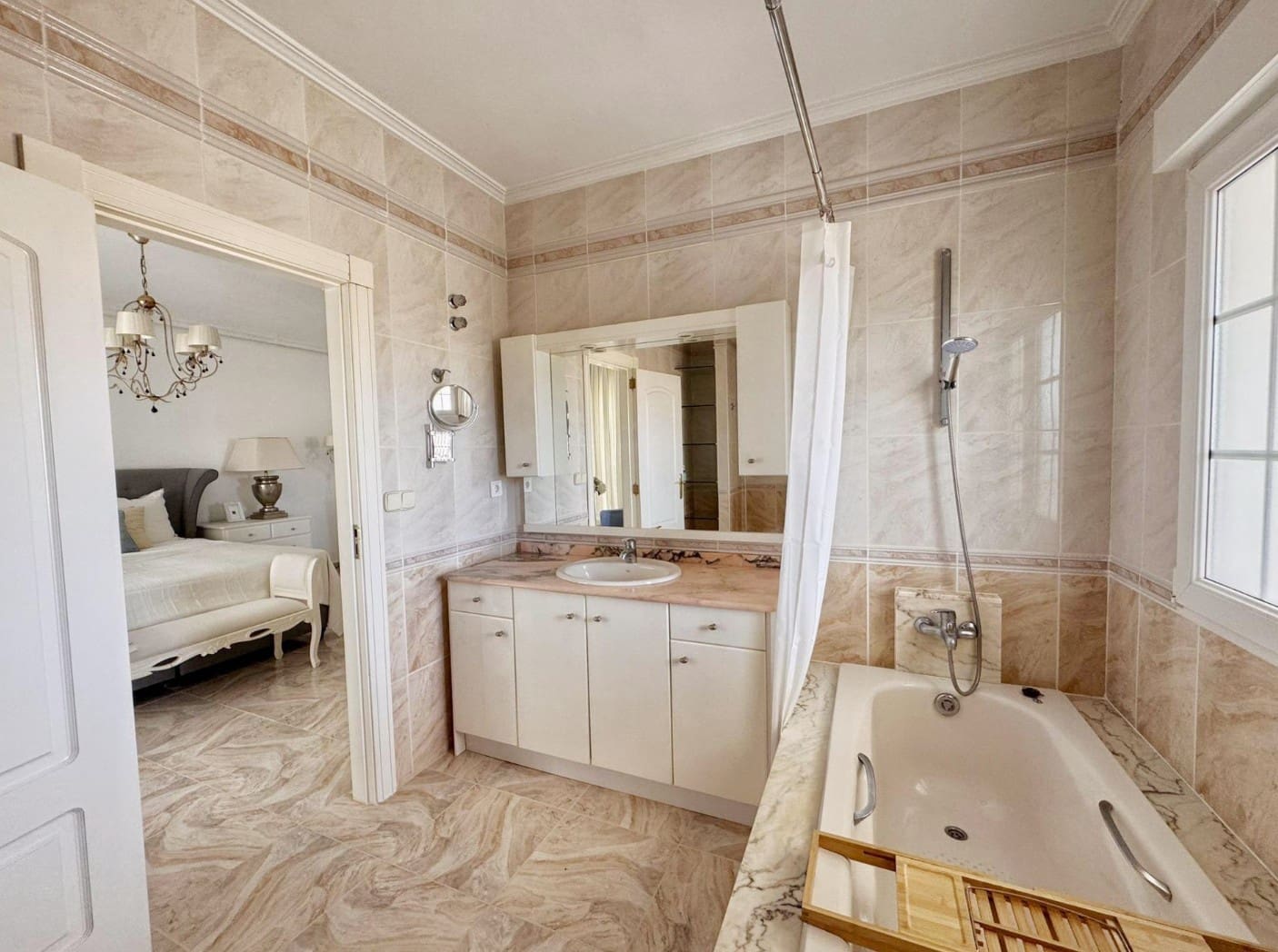 7 bedroom Villa for rent in La Nucia with pool - € 5,300 (Ref: 10028994)