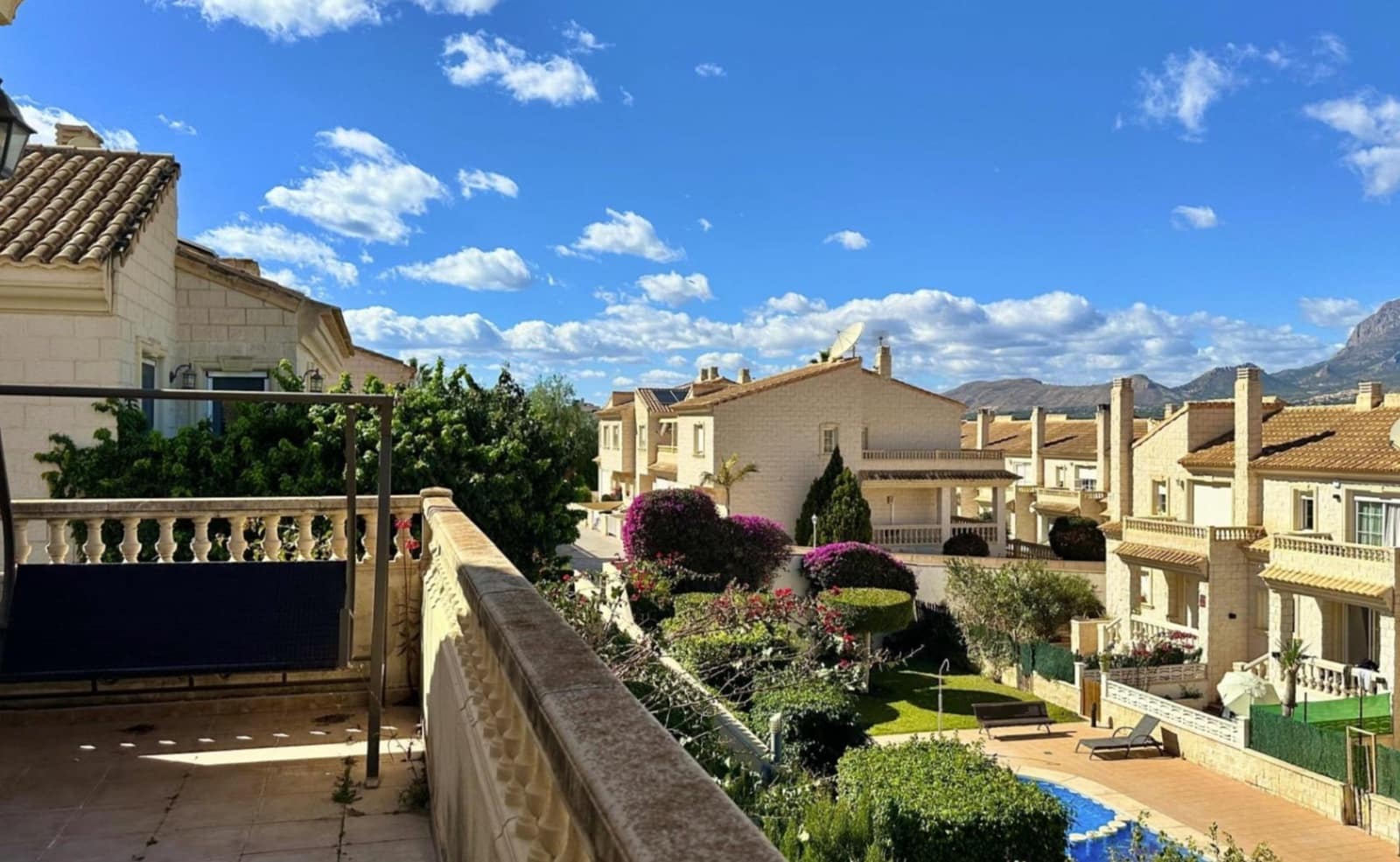 5 soveværelse Rækkehus til salg i Albir med swimmingpool garage - € 450.000 (Ref: 8398069)