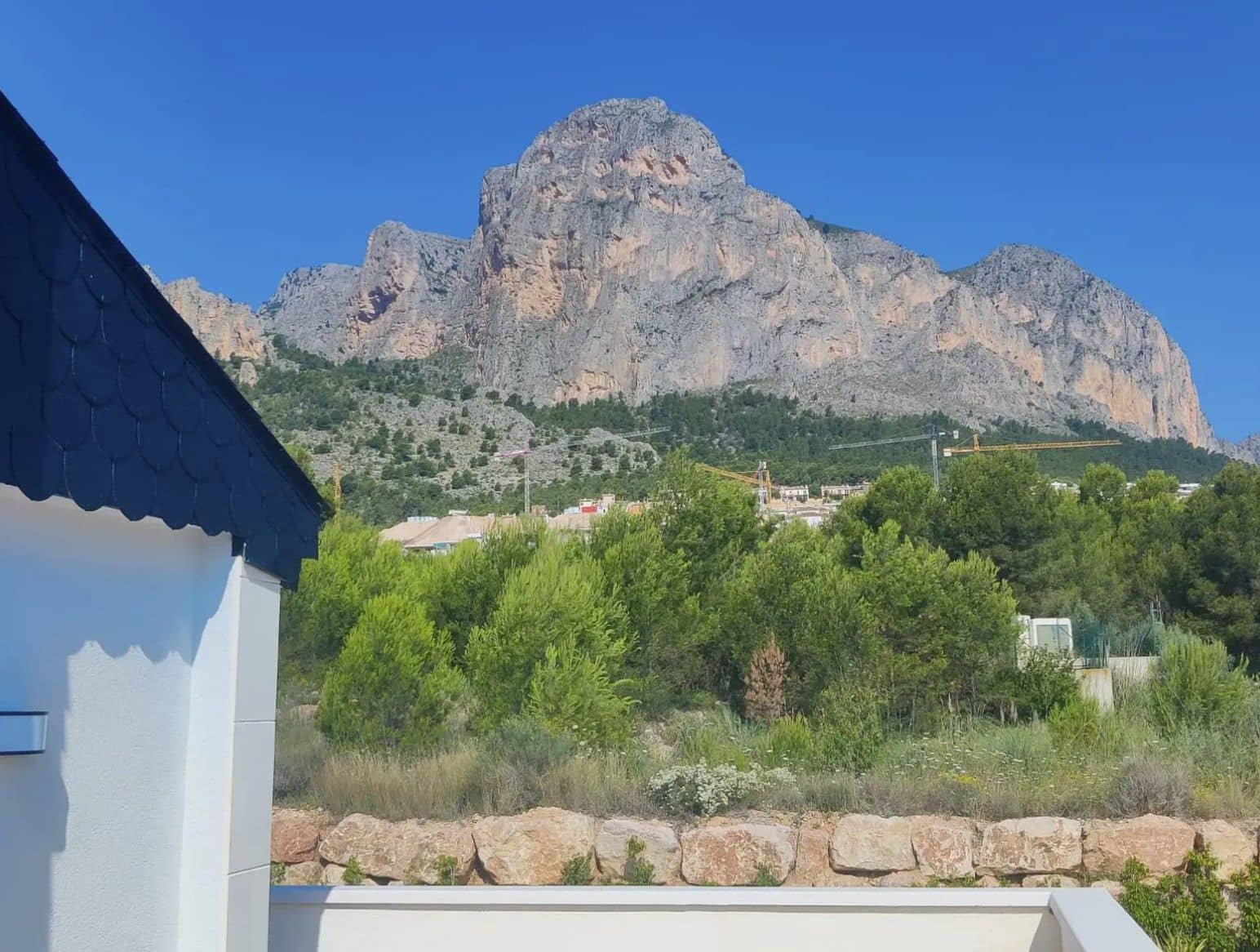 3 bedroom Villa for sale in Polop with pool garage - € 625,000 (Ref: 8511220)