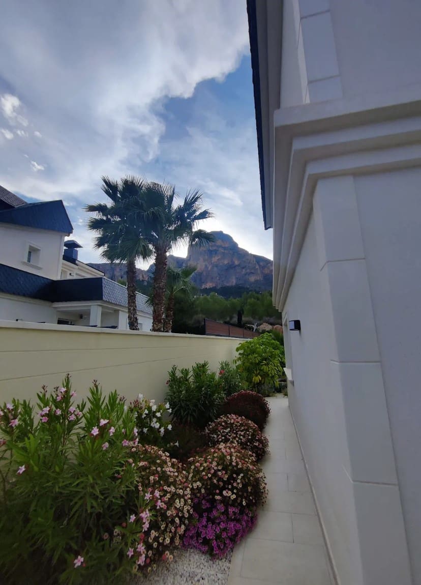 3 bedroom Villa for sale in Polop with pool garage - € 625,000 (Ref: 8511220)