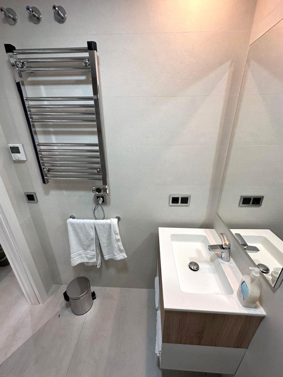 3 sypialnia Apartament do wynajęcia w Benidorm z basenem garażem - 2 350 € (Ref: 8816934)