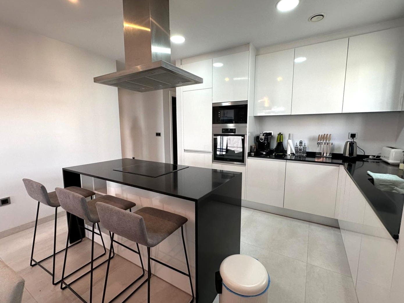 3 sypialnia Apartament do wynajęcia w Benidorm z basenem garażem - 2 350 € (Ref: 8816934)