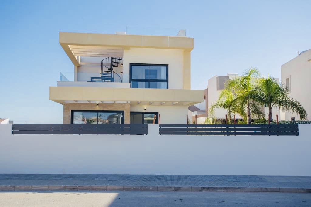 3 quarto Moradia para venda em Los Montesinos com piscina - 328 900 € (Ref: 9136563)