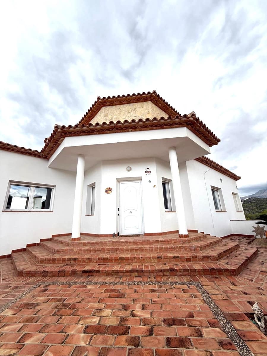 Chalet de 6 habitaciones en La Nucia en venta con piscina garaje - 890.000 € (Ref: 9156317)