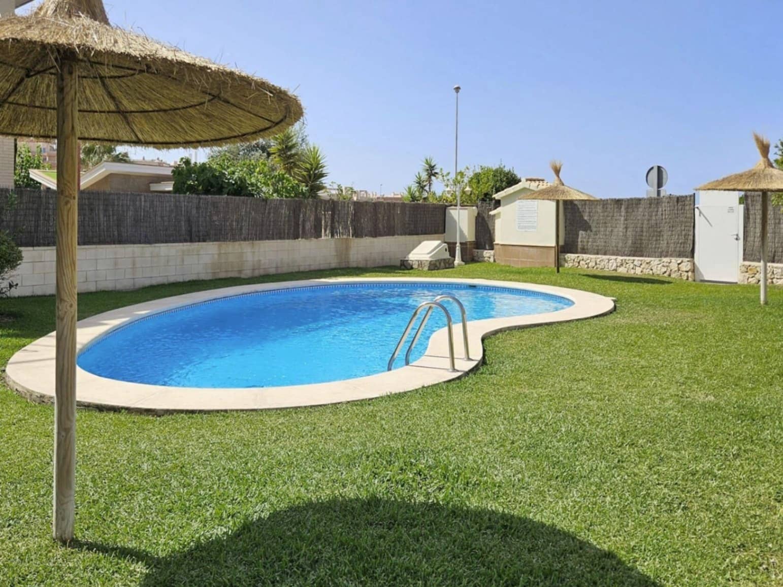 3 soveværelse Rækkehus til salg i Oliva med swimmingpool garage - € 455.000 (Ref: 9189478)