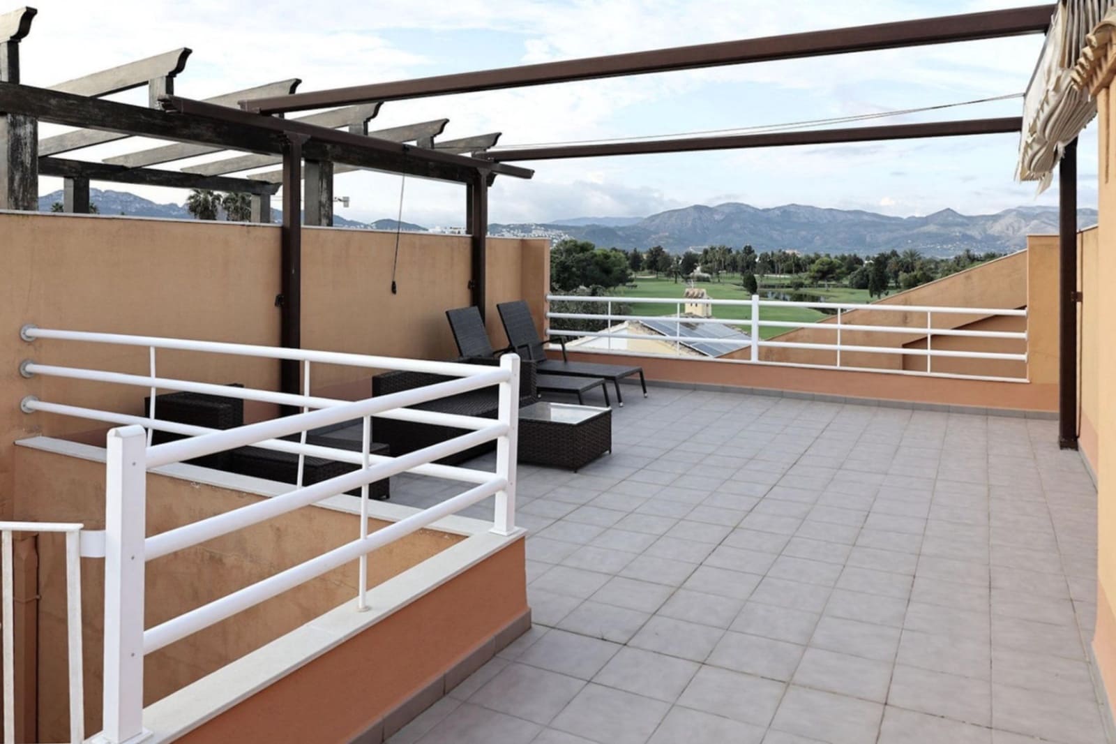 3 soveværelse Rækkehus til salg i Oliva med swimmingpool garage - € 455.000 (Ref: 9189478)