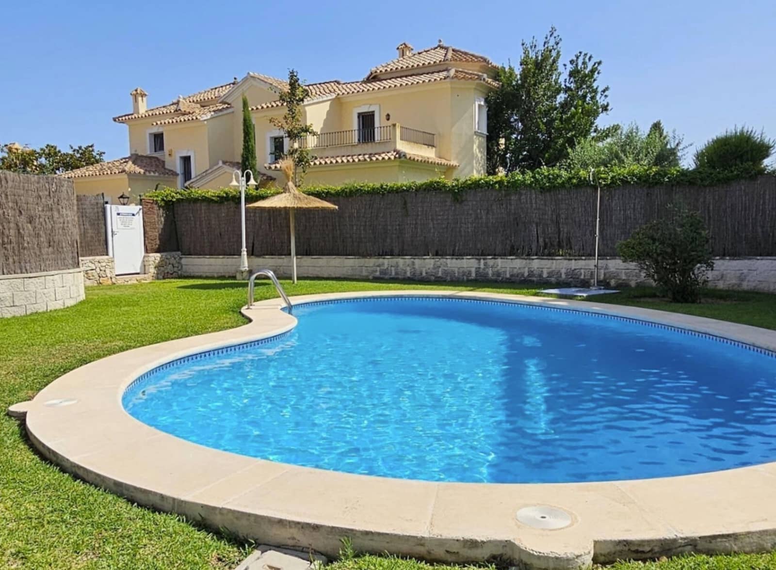 3 soveværelse Rækkehus til salg i Oliva med swimmingpool garage - € 455.000 (Ref: 9189478)