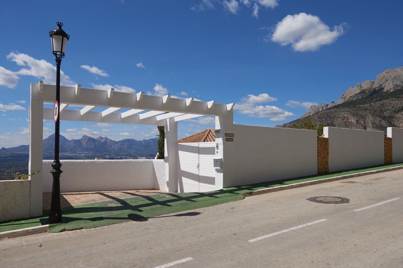 4 bedroom Villa for sale in Altea with pool garage - € 1,195,000 (Ref: 9191492)