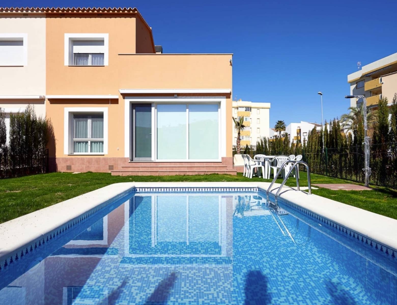 2 soveværelse Rækkehus til salg i Oliva med swimmingpool garage - € 408.000 (Ref: 9234994)