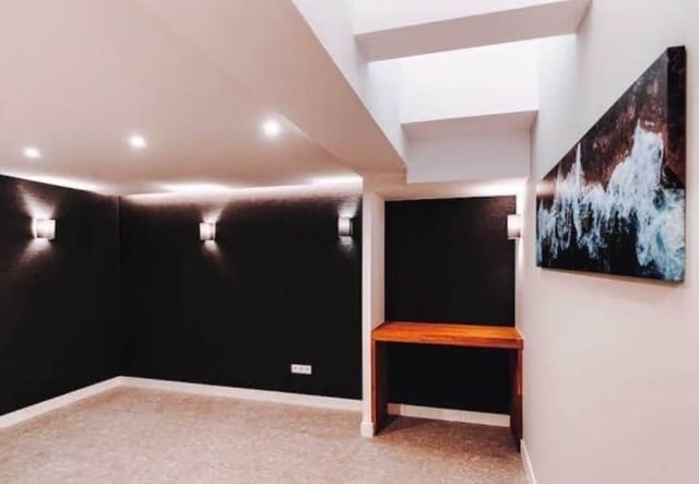 7 bedroom Hotel for sale in Centro Urbano, Benidorm - € 1,450,000 (Ref: 9255580)